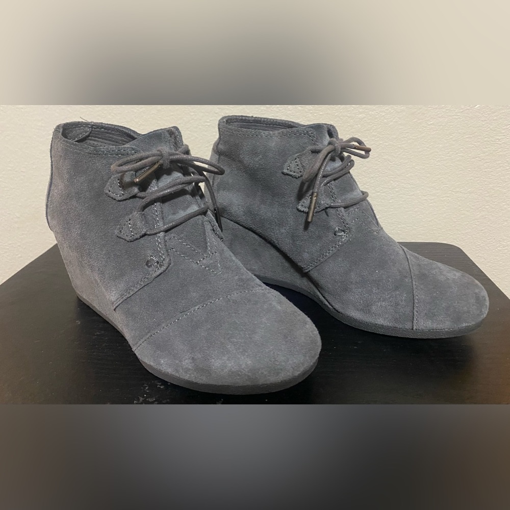 Like new Womens Suede Tom Gray Wedges with bag - size 8.5 - Picture 7 of 14